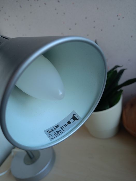 Metalowa lampka na biurko