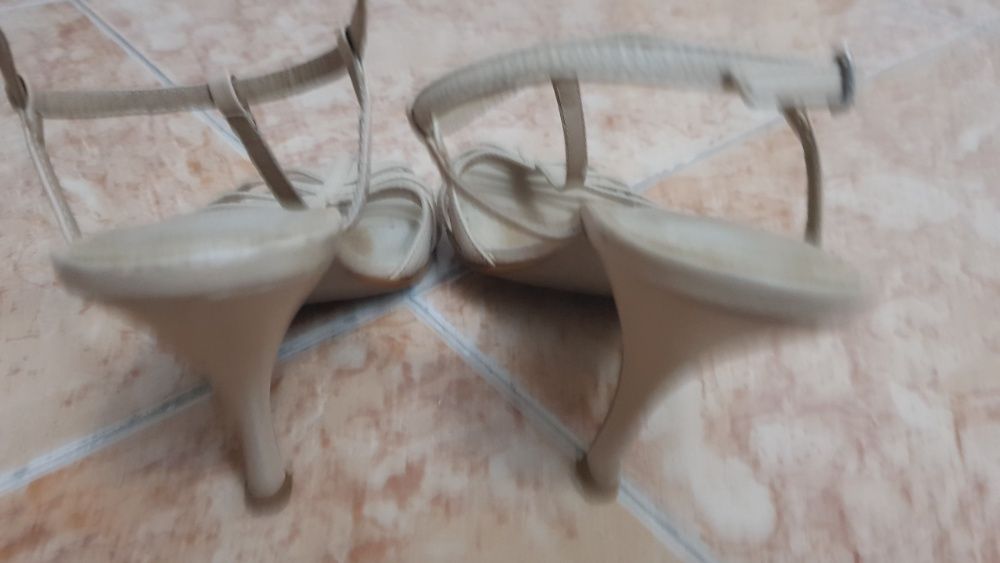 Sapatos de senhora, creme da Arezzo