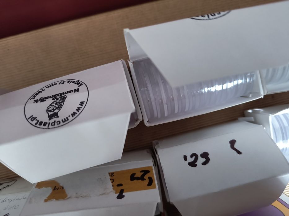 Kapsle na monety 32mm, 29mm, 27mm zestaw plus holdery kartoniki