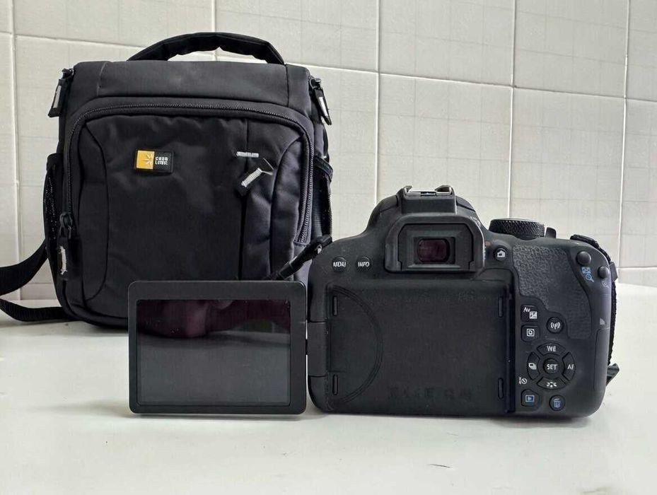 Câmara Canon EOS 800D + Objetiva 18-55 + Acessórios + Bolsa