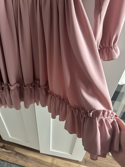 pudrowa rozowa sukienka