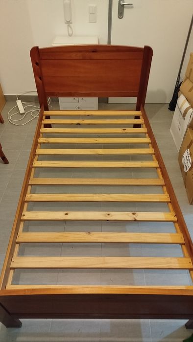 Cama de solteiro + mesa de cabeceira em madeira