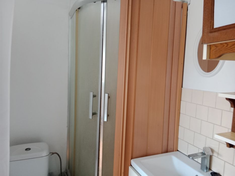 Mały pokój z łazienką i aneksem kuchennym oraz tarasem – pohled 4