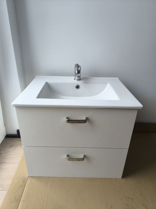 Szafka wisząca 60cm z umywalką i baterią.