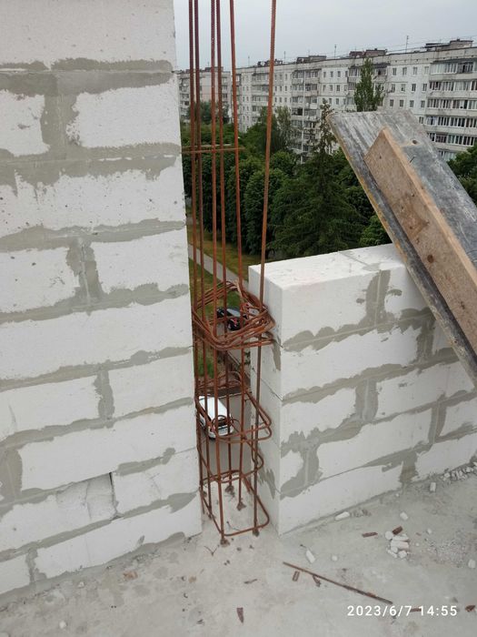 Професійна бригада з виконробом виконує будівельні роботи під ключ