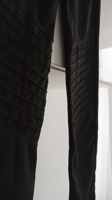 Czarne, ciekawe legginsy a la zamsz Tom & Rose