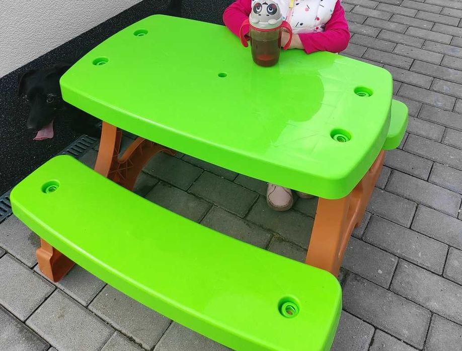 Stoliczek plastikowy dla dzieci z ławeczkami