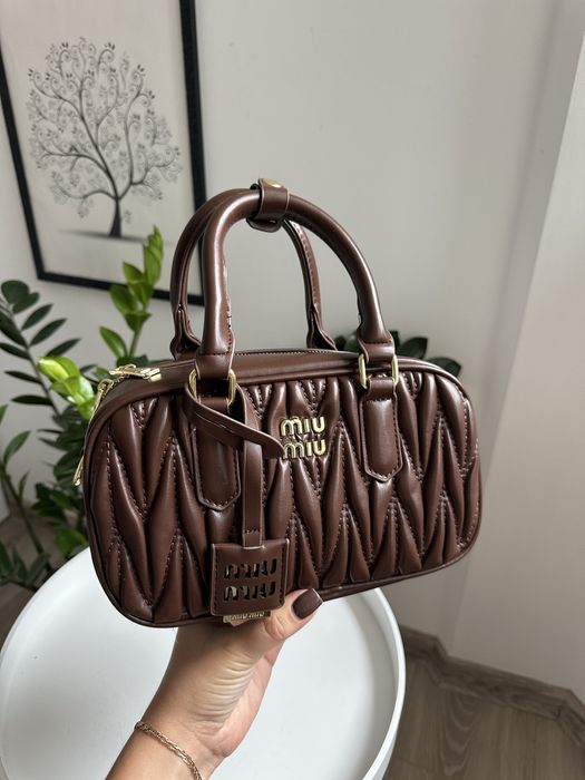 Популярна сумка в стилі міу міу miu miu трендова сумочка з ручками