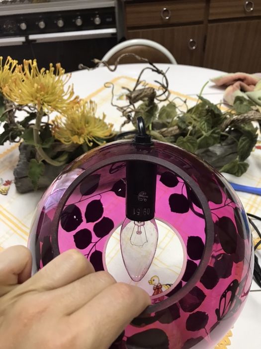 vendo candeeiro de mesa rosa forte em excelente estado