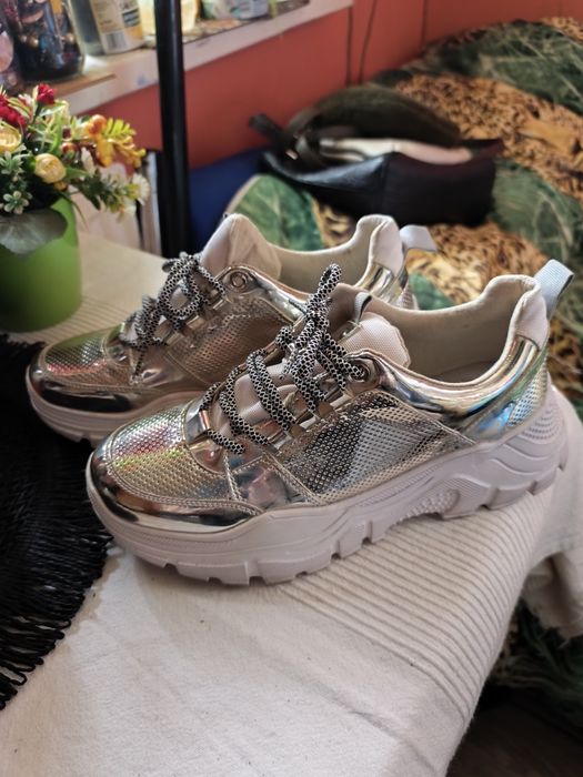 Buty sportowe damskie.