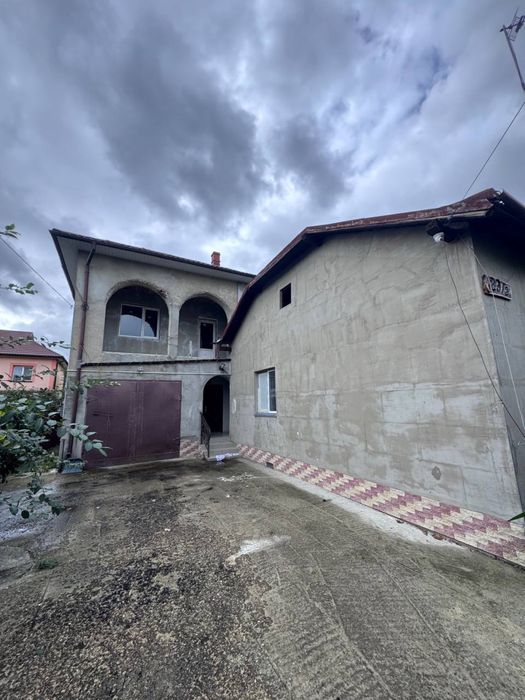 Будинок з гаражем та подвір’ям, повністю укомплектований