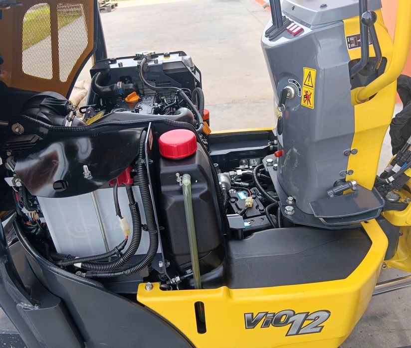 Mini escavadora giratória Yanmar (700 h)