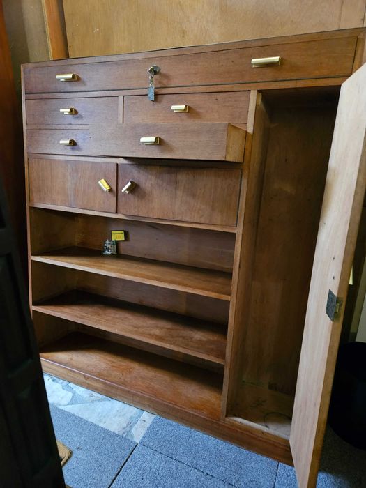 Móvel armeiro em madeira - Algumas marcas de uso