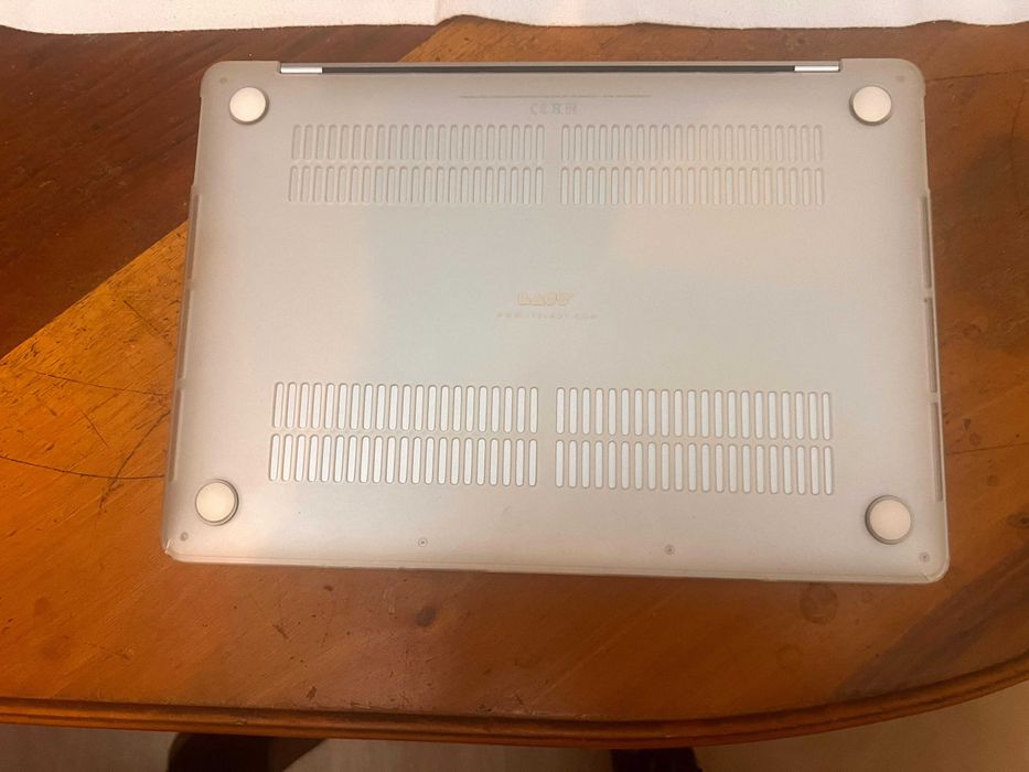 Macbook Pro Model A2159 com capa de proteção e pelicula de privacidade