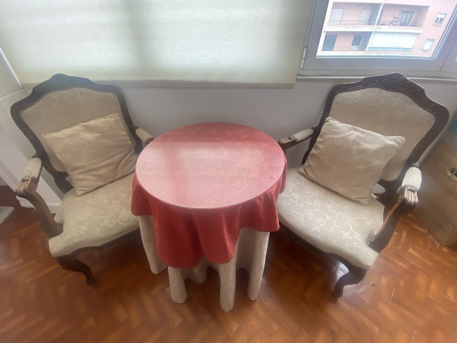 Conjuntos dois cadeirões e mesa redonda em camilha com tecido e vidro