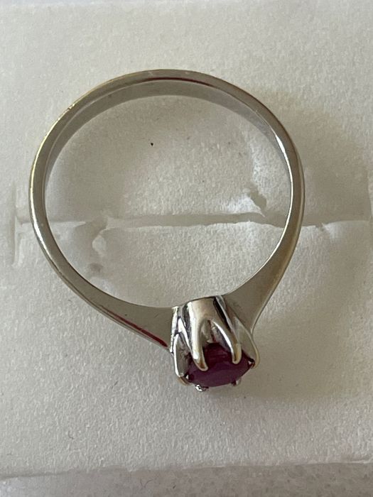 Złoty pierścionek z rubinem