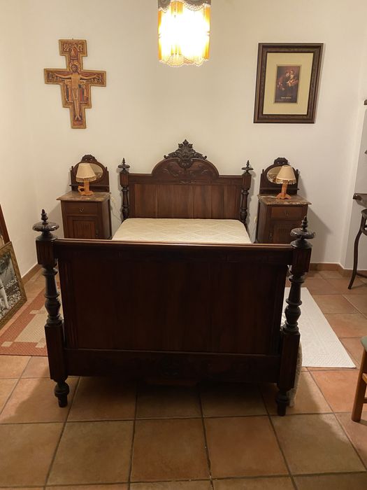 Cama antiga em muito bom estado, medida da cama 1,90 x 1,20
