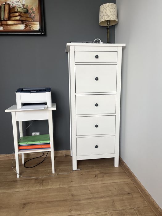 Szafka  58x36 Ikea biala wraz ze stolikiem Ikea 45x 34 cm