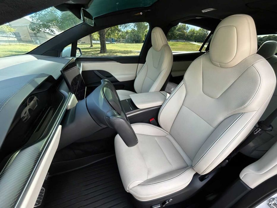 Tesla Model X Plaid      2022