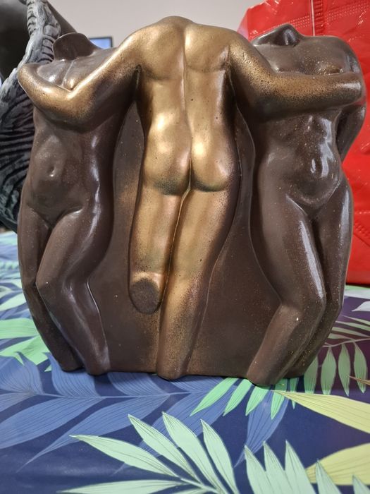 Estatua castanha e dourada