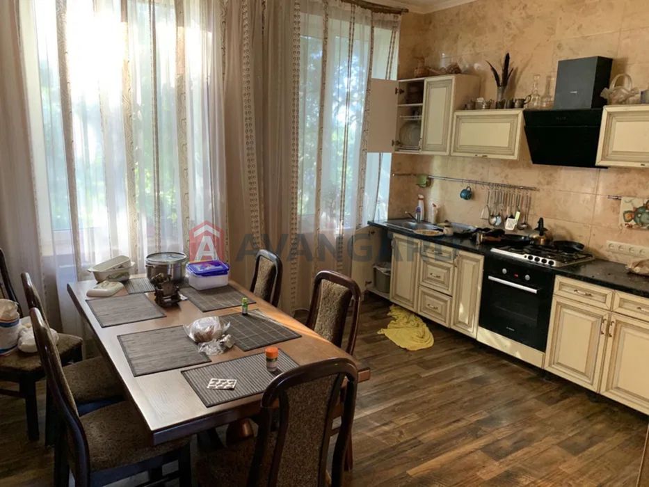 Продам 3 кімнатну сталінку в центрі