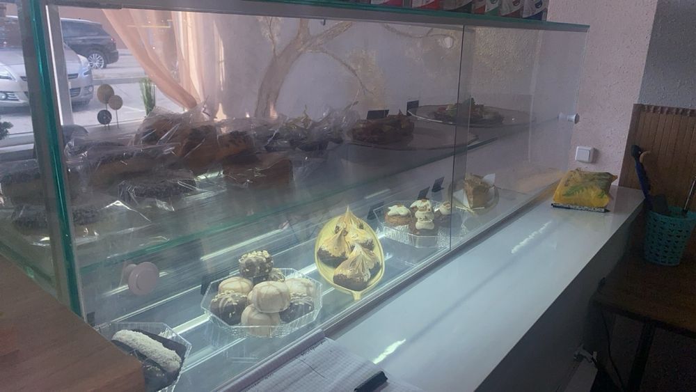 Холодильна кондитерська вітрина