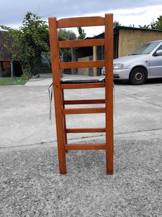 Cadeira de criança para sentar a mesa