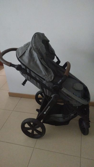 Carrinho de bebé Kinderkraft com ovo e alcofa.