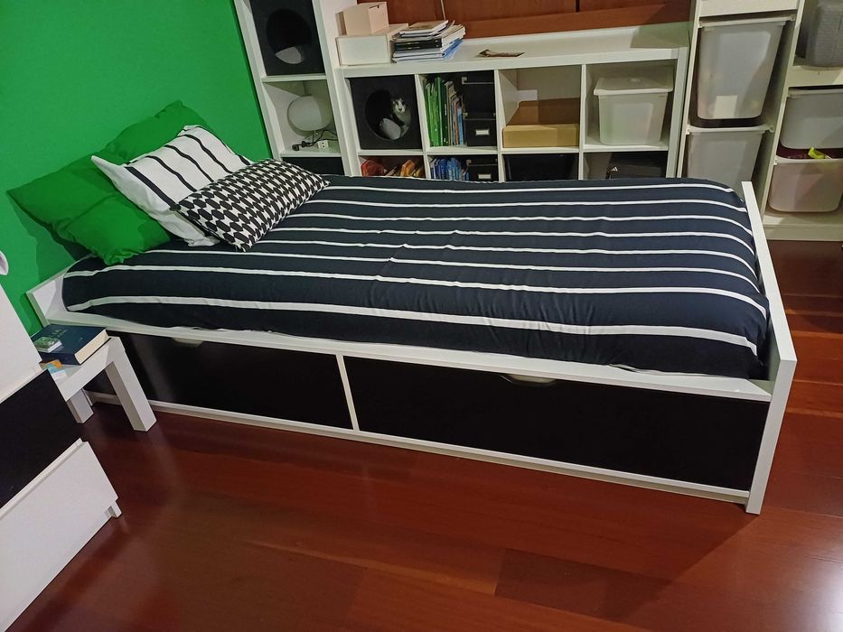 Cama solteiro com gavetas