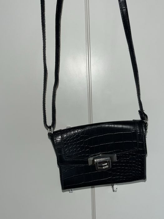 Mala a tiracolo ajustavel preta c/relevo crocodilo