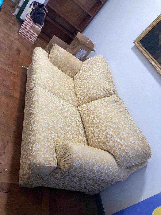 Sofá amarelo motivos florais