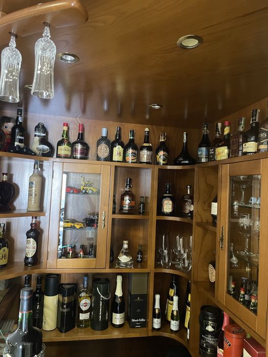 Bar de sala em madeira