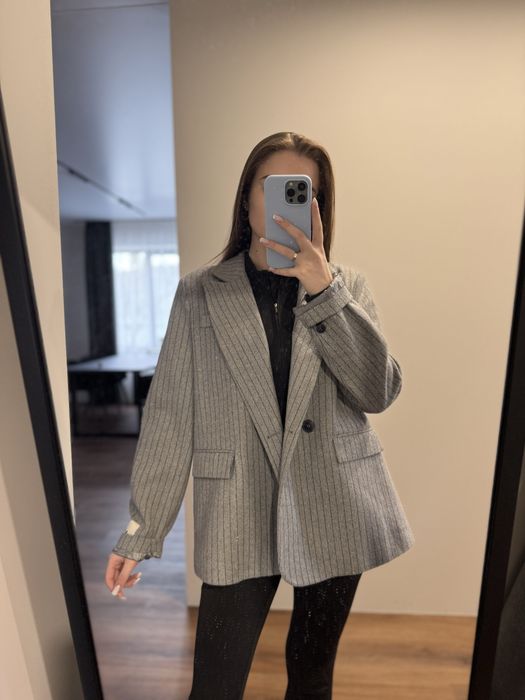 Сірий піджак у полоску