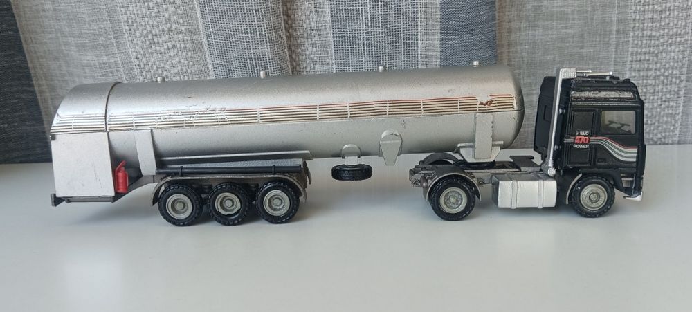 Camião Volvo escala 1/50