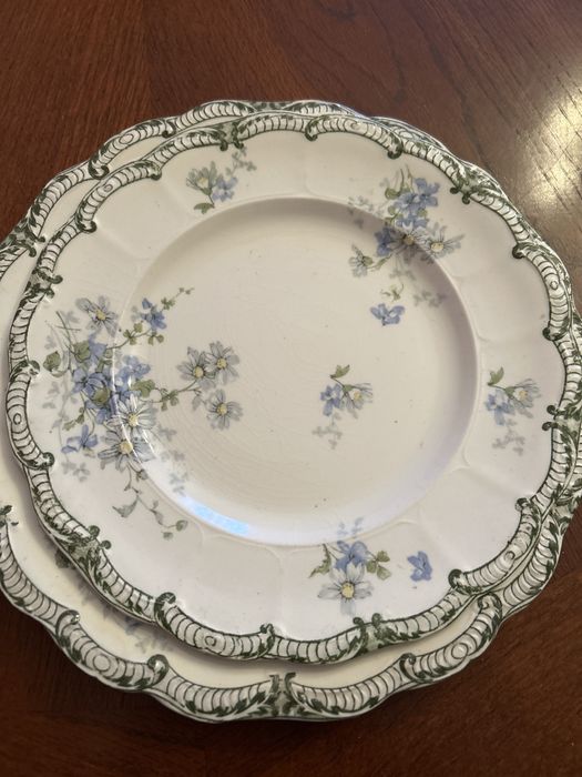 Тарілки привезені з Англії.3 під особу4 більші і 1 миска