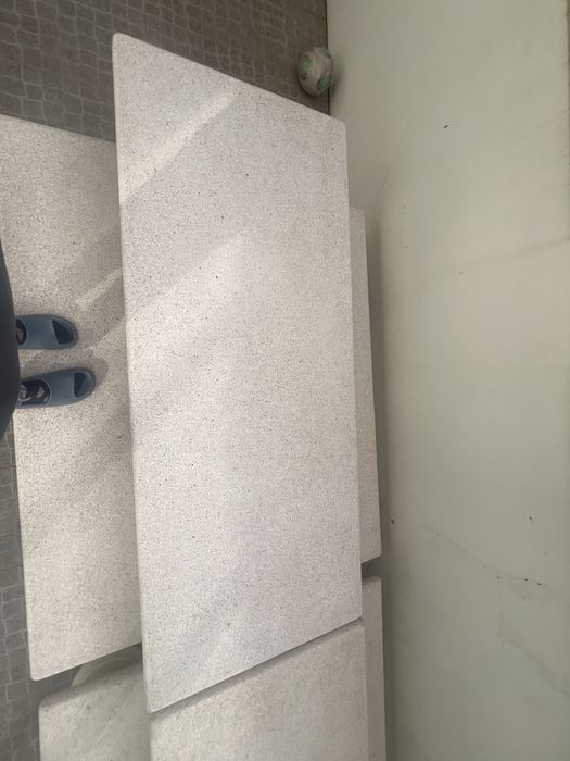 Mesas de exterior em pedra.