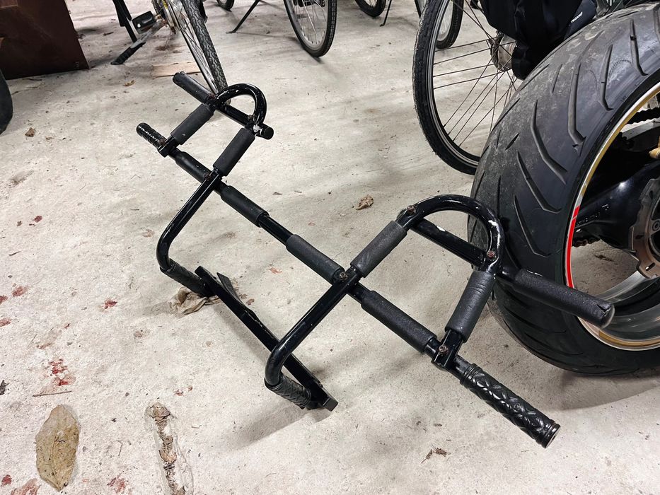 Drążek do podciągania na futryne