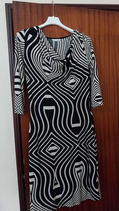 vestido em licra. preto e bege
