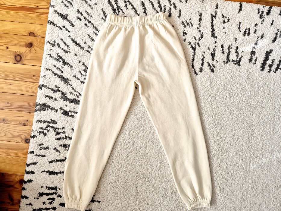 Kremowe spodnie Sinsay XS 34 spodenki dresy