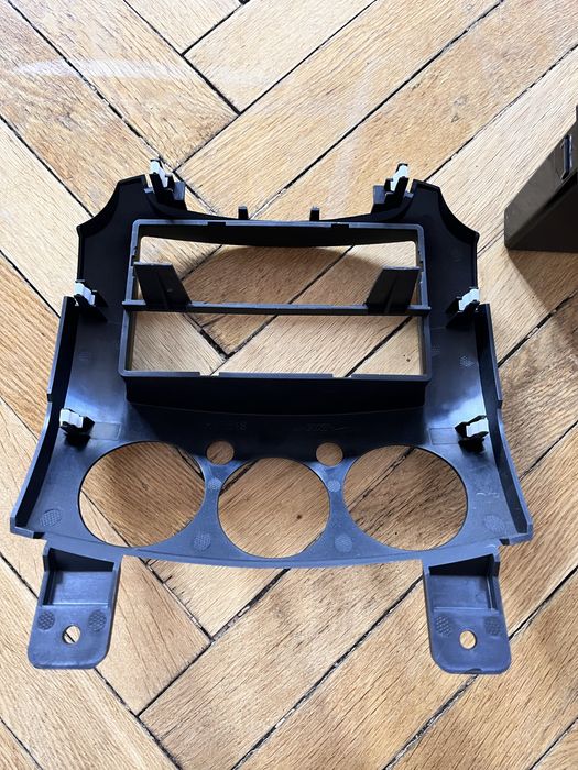 Ramka radia i panel awaryjnych Mazda 2 od 2007