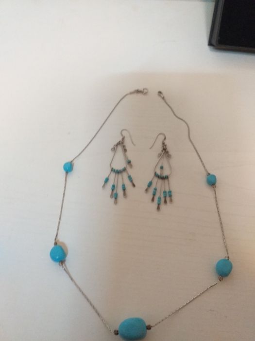 Conjunto de colar e brincos  em prata com pedras azul turquesa