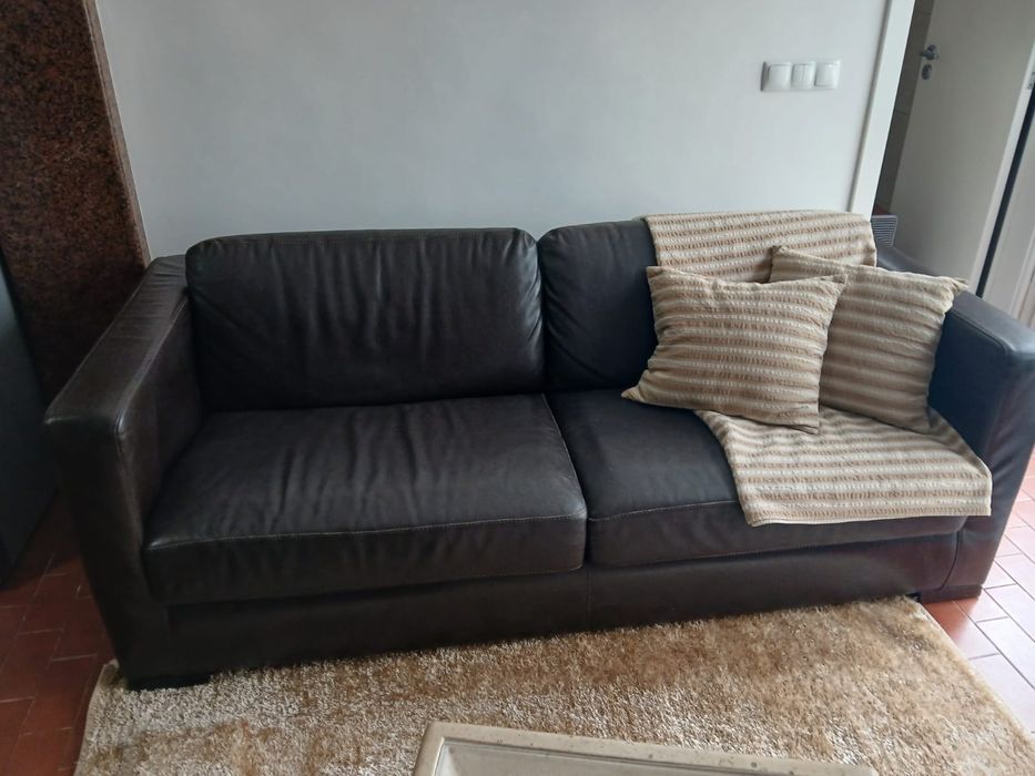 Conjunto de dois sofás em pele