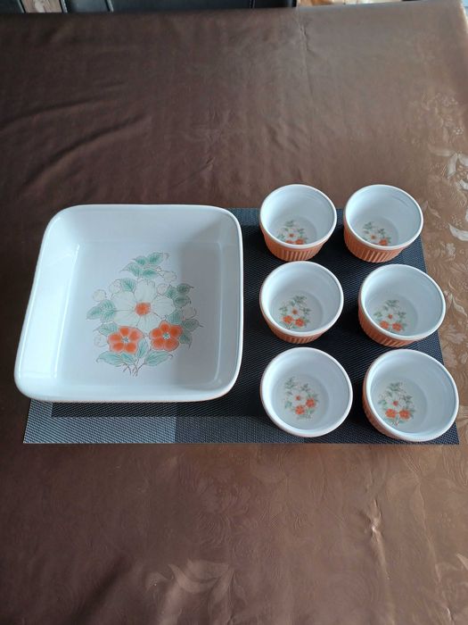 Tabuleiro para forno com flores e 6 taças iguais