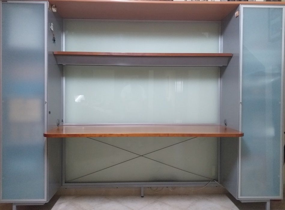 Kemen. Posto ou Estante de trabalho.