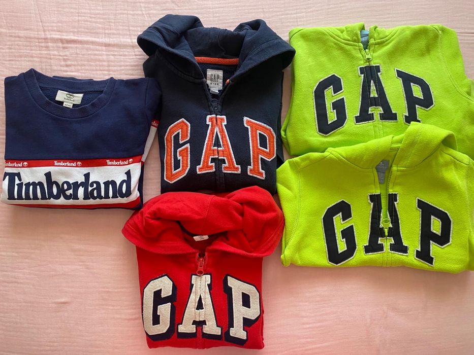 Varias pecas de roupa para rapaz