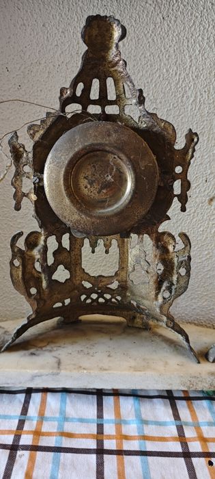 Relógio de mesa antigo decorativo em metal e mármore, estilo vitoriano