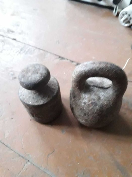 гирьки маленькие,одна торохтит гиря