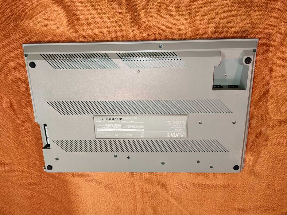 Atari 1040 STFM w bardzo ładnym stanie.