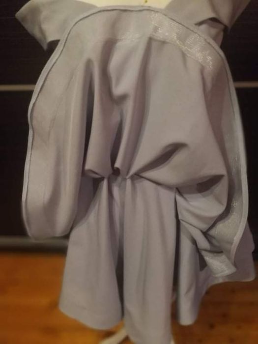 Przed kolano szara sukienka