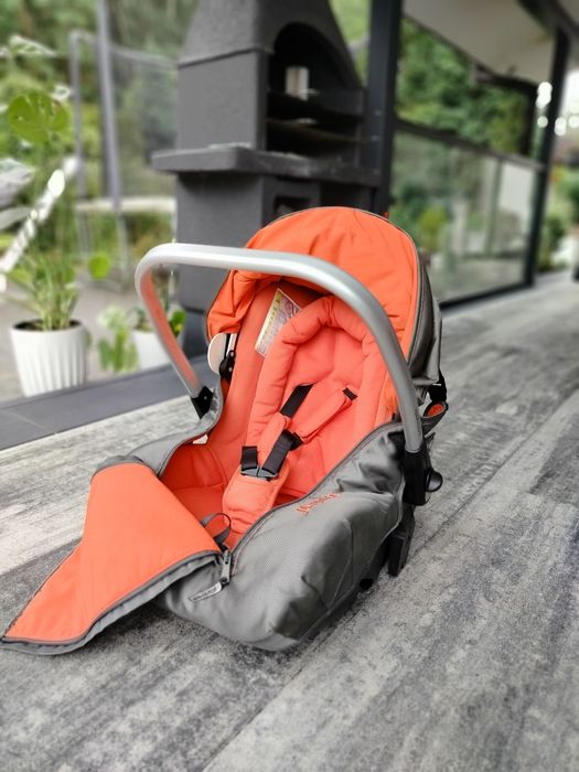 Dwa nosidełka dla dzieci